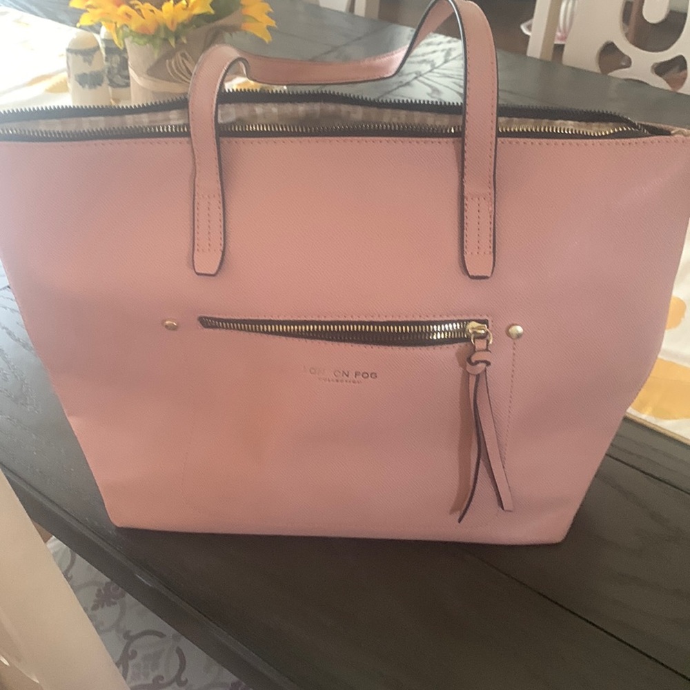 Pink London Fog purse. Used in great condition.